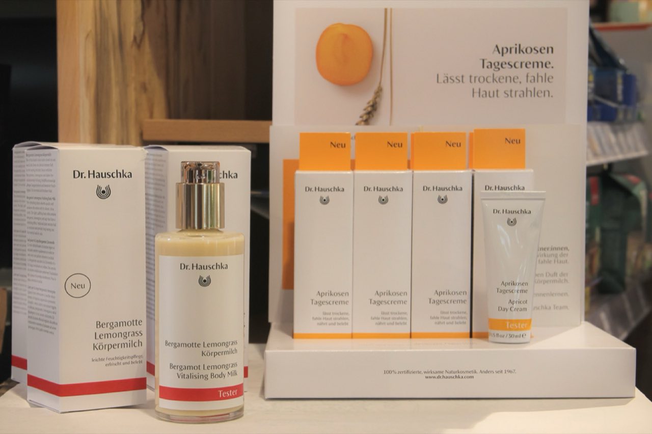 Regal mit Naturkosmetik