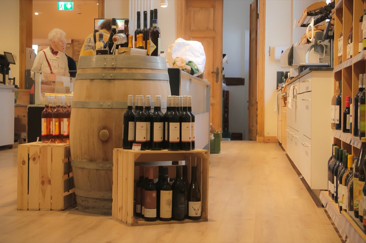Weinregal mit Holzfass